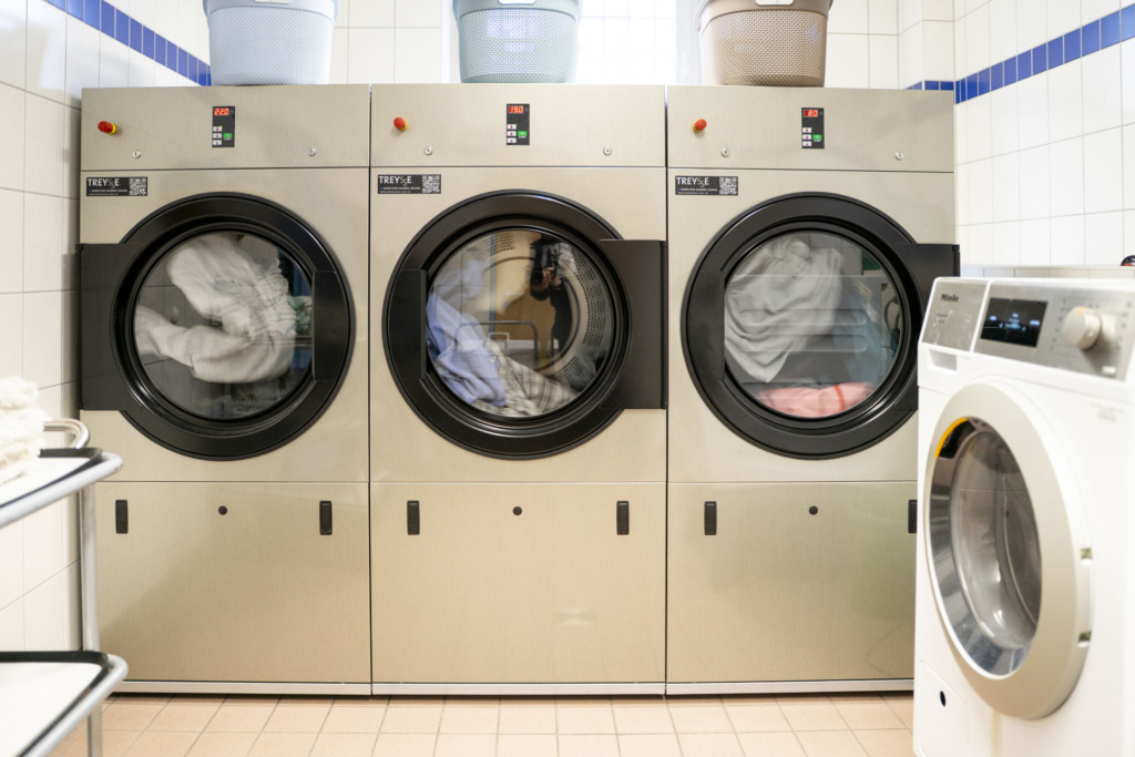 drei moderne Industriewaschmaschinen
