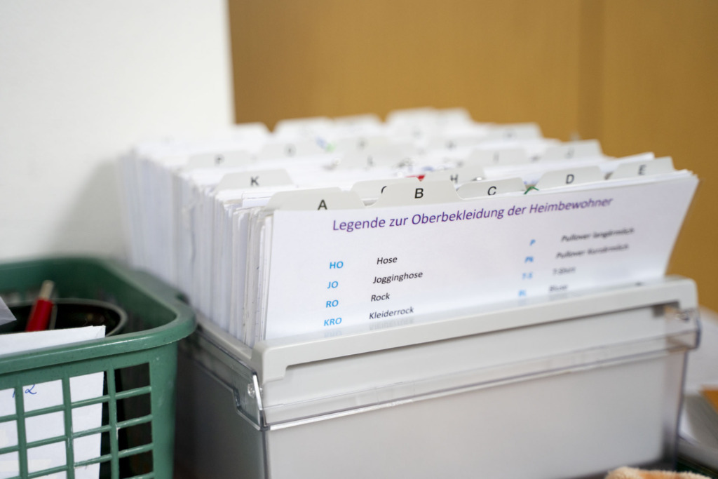 Karteikarten mit Informationen zu Bekleidung von Bewohnern