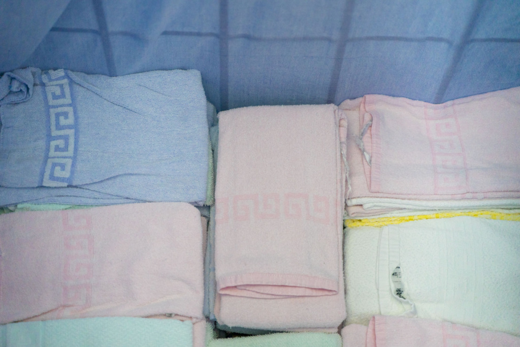 frisch zusammengelegte Handtücher in einem Transportwagen